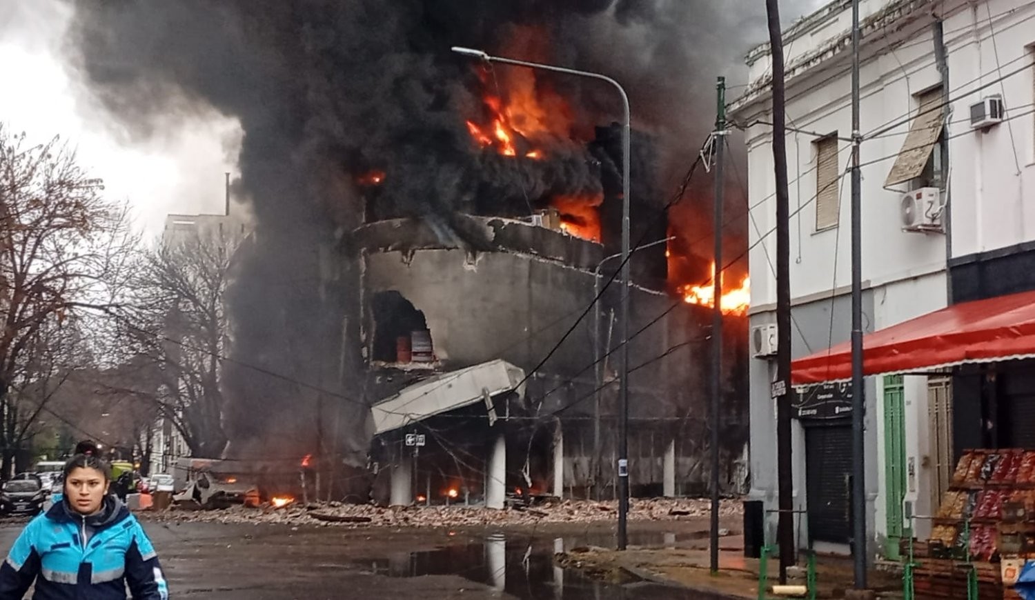 La Plata: Impresionante incendio en un depósito en el centro de la ciudad