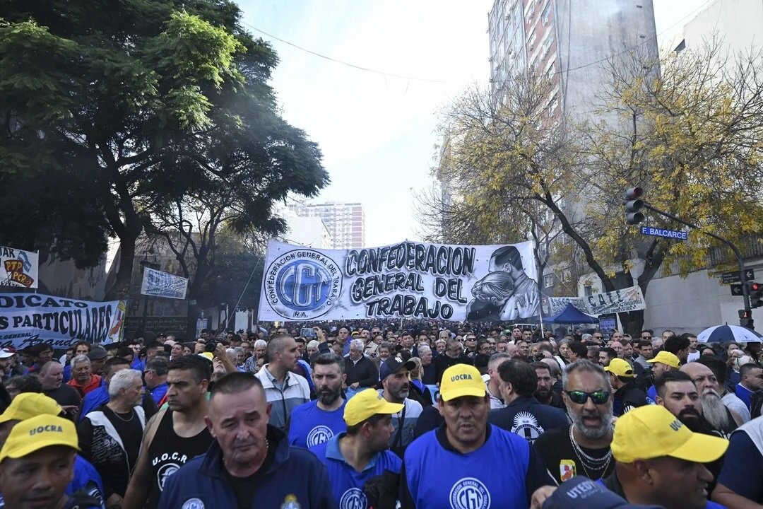 Trabajadores y sindicatos marchan al Congreso en rechazo a la reforma laboral