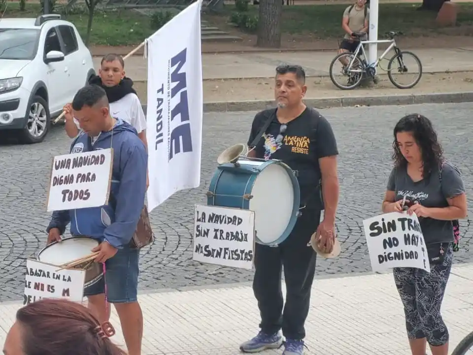 Feriantes realizaron una asamblea frente al Municipio y piden respuestas