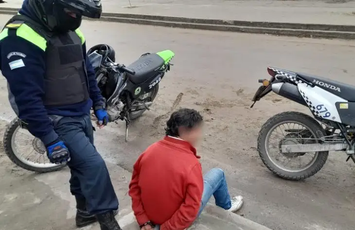 En Aguilares detuvieron a un hombre que amenazaba a los vecinos con una tumbera