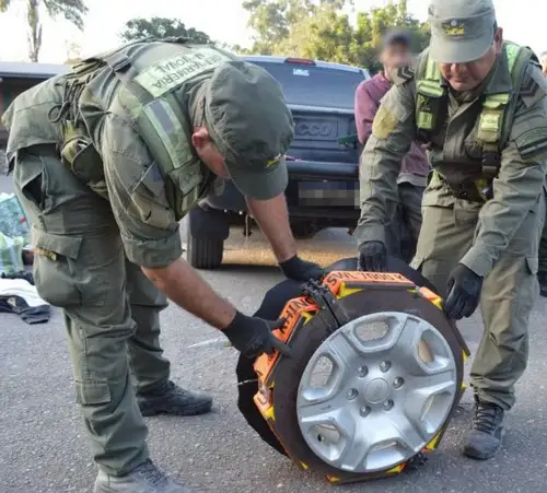 Secuestran 49 kilos de cocaína que encontraron en las ruedas de una camioneta