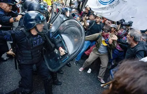 Otra vez reprimieron a los jubilados