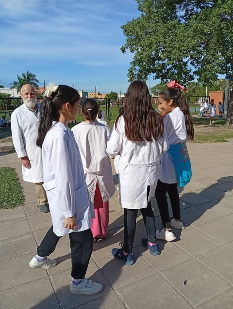 0.jpg En el recreo floreció la clase