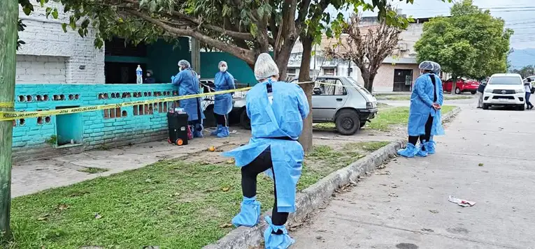 Un hombre, adelante de sus 3 hijos y de la policía, le pegó un tiro en el pecho a su mujer
