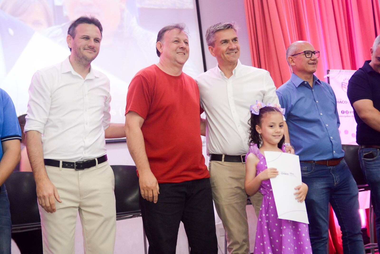 TRAS 42 AÑOS DE ESPERA: 82 FAMILIAS DE FONTANA RECIBIERON SU TÍTULO DE PROPIEDAD