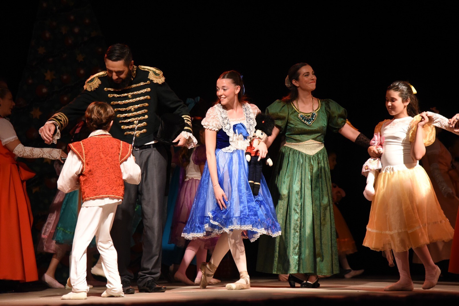 Cascanueces en el Anfiteatro: noche de emoción por los 60 años de historia de la Escuela Municipal de Danzas