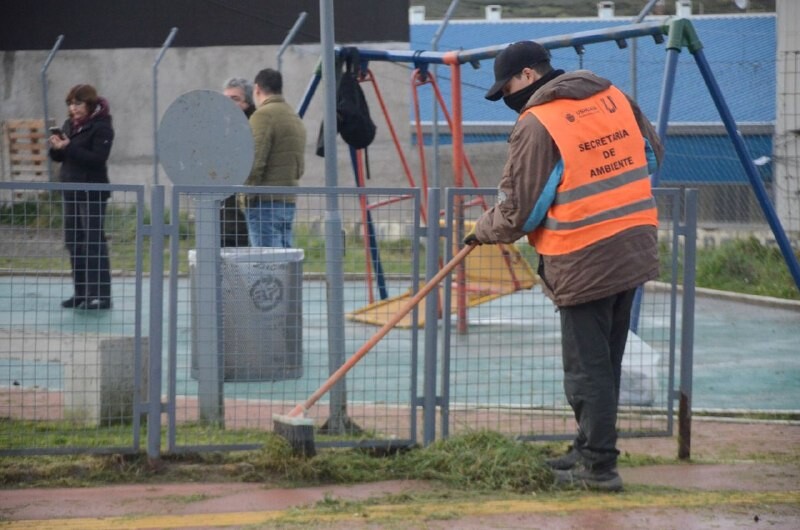 LA MUNICIPALIDAD DE USHUAIA REALIZÓ UNA JORNADA DE LIMPIEZA INTEGRAL EN EL BARRIO MIRADOR DE LOS ANDES