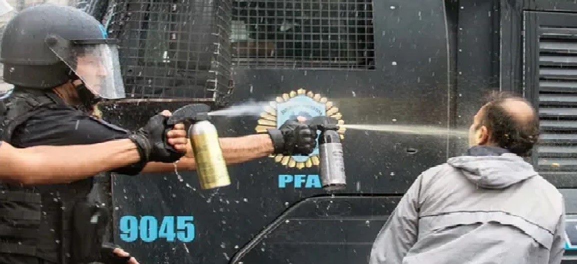 02.jpg Represión policial: dos detenidos y decenas de afectados por el gas pimienta en la marcha de jubilados