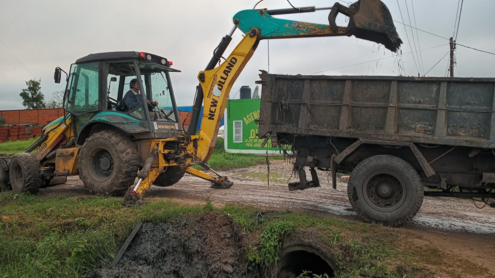 El municipio prosiguió este sábado con las tareas de mantenimiento del drenaje urbano