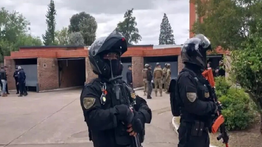 Estaban en un hotel de alojamiento y los allanaron: la enojada pareja demandará al albergue transitorio y a la Policía