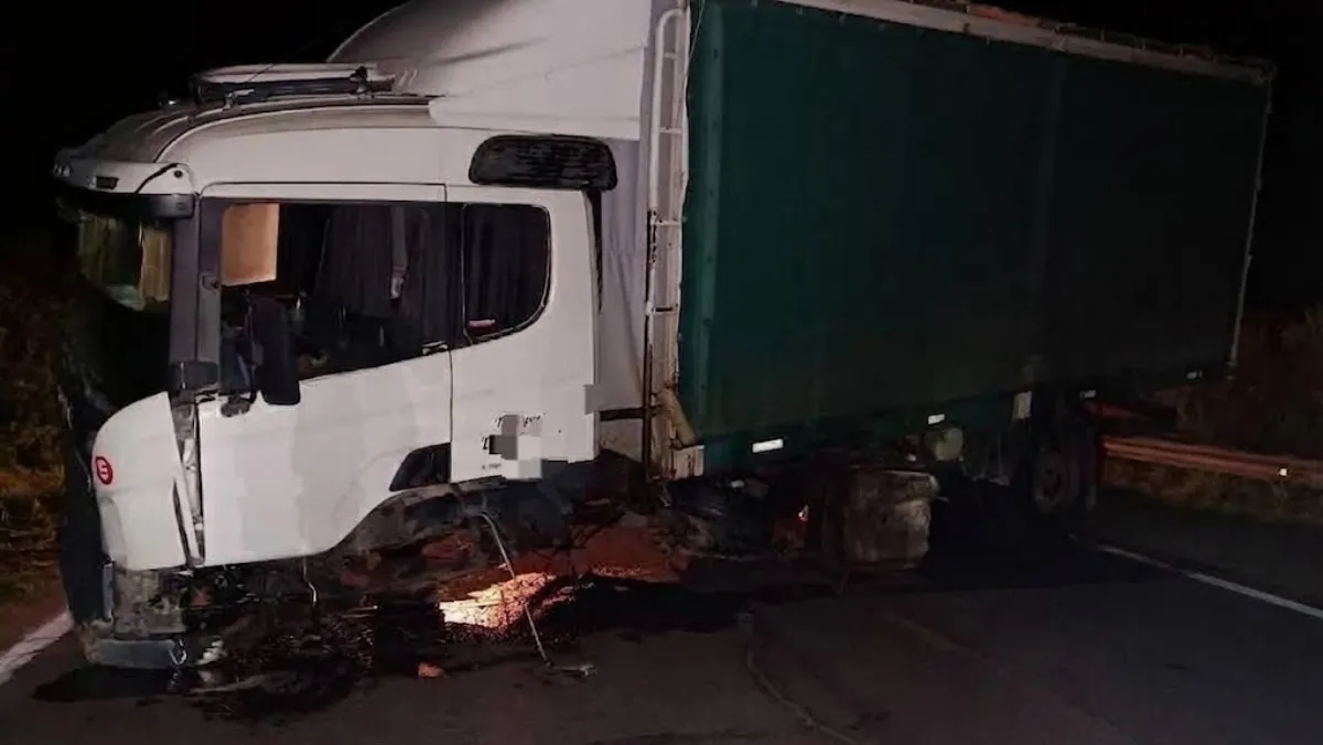Camión perdió el control tras chocar contra la cabecera de un puente.
