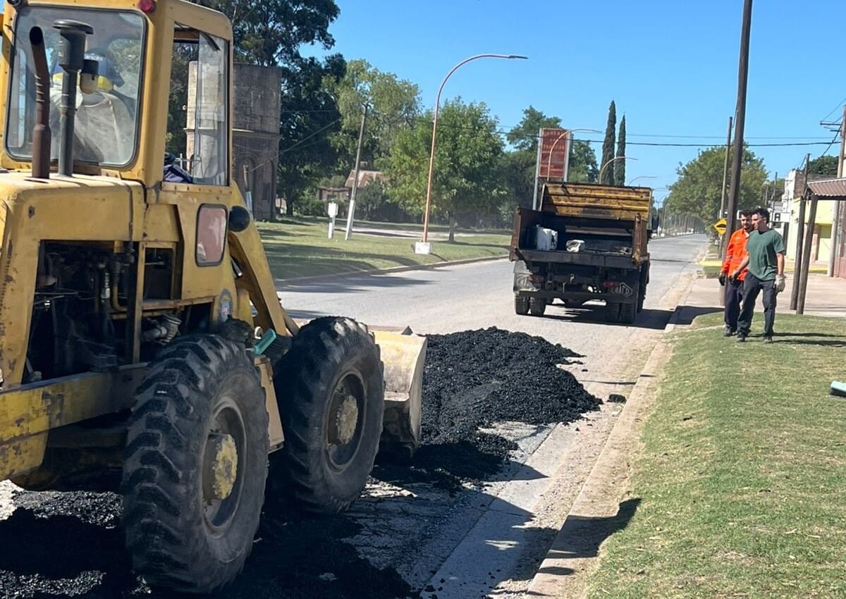 Intensifican trabajos viales y mantenimiento urbano en Juan N. Fernández