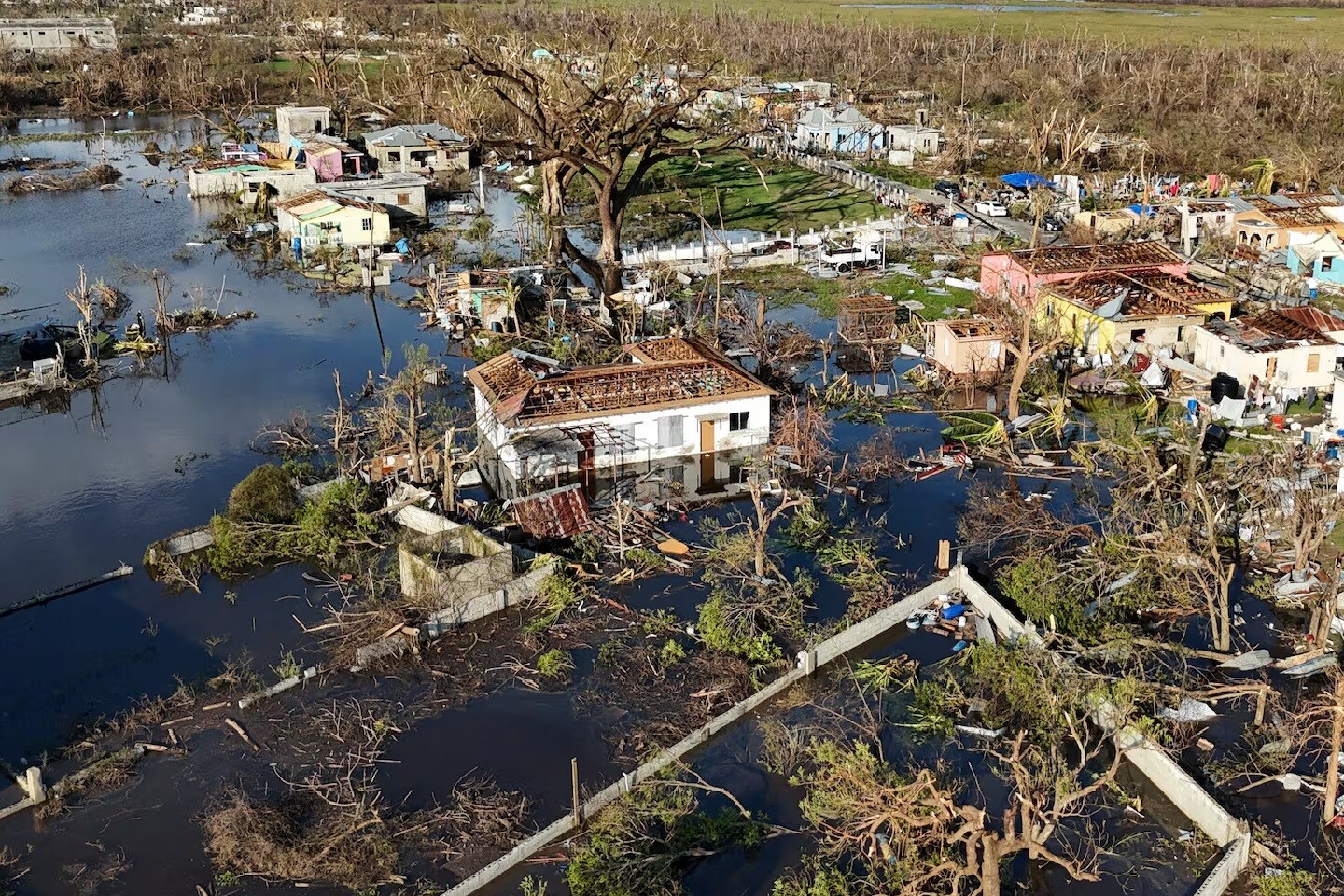 El huracán Melissa dejó ya casi 50 muertos y avanza hacia Bermudas