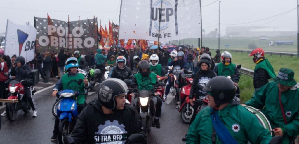 06-Corte-de-Ruta-por-la-continuidad-del-Salario-social-complementario-CRED-Julia-Oubina-850x491.jpg