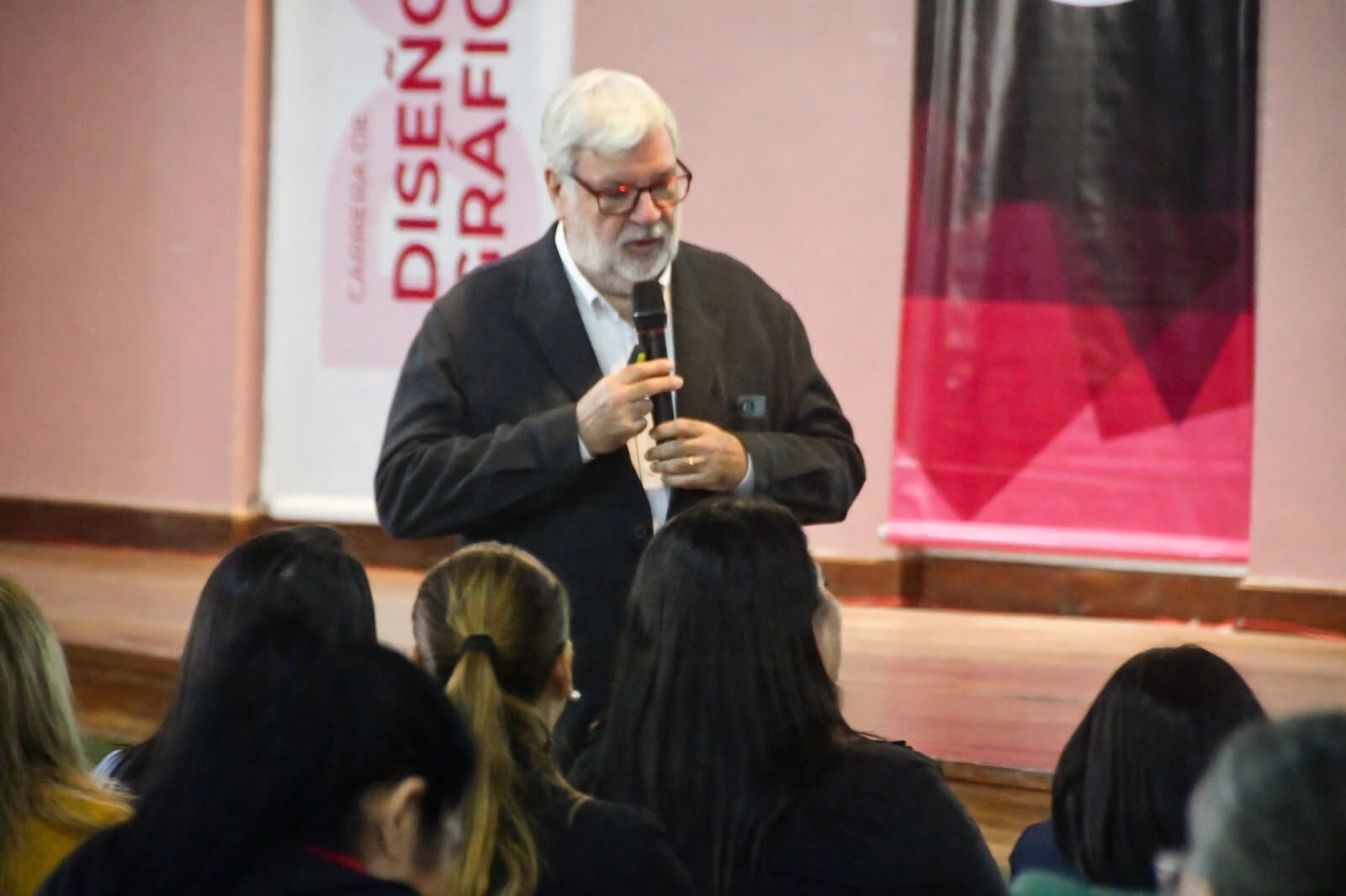 JUNTO AL ESPECIALISTA PEPE MENÉNDEZ, DIRECTIVOS Y SUPERVISORES REFLEXIONARON SOBRE LA TRANSFORMACIÓN EDUCATIVA DEL NIVEL SECUNDARIO