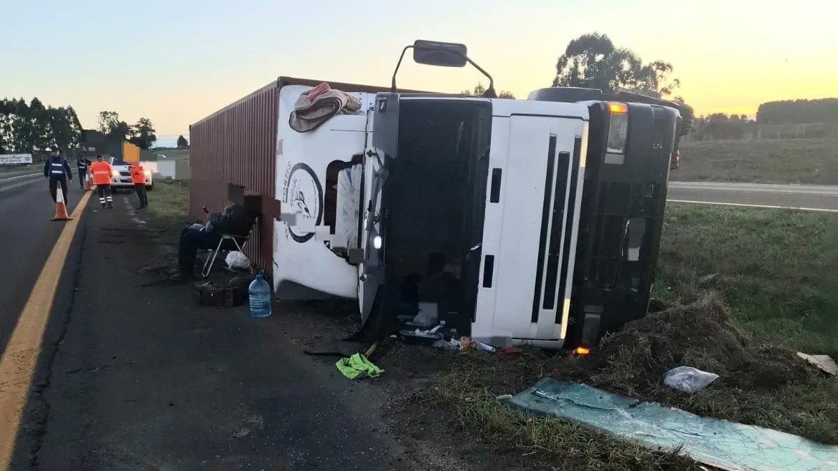 Volcó un camión en la ruta 14 a la altura de Ubajay.