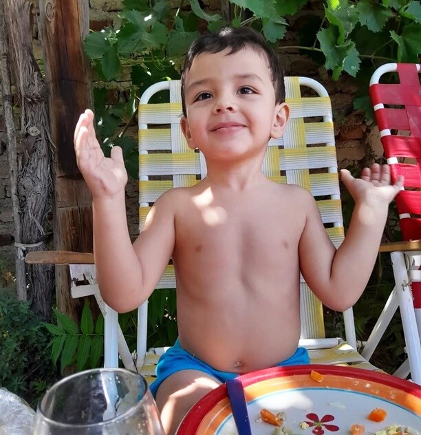 Anestesiólogo se distrajo con el celular en una cirugía y le causó la muerte a un nene de 4 años: “Mami, lo vamos a desconectar”