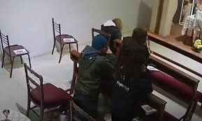 08.jpg Santa Fe: le robaron a una mujer mientras rezaba en una parroquia