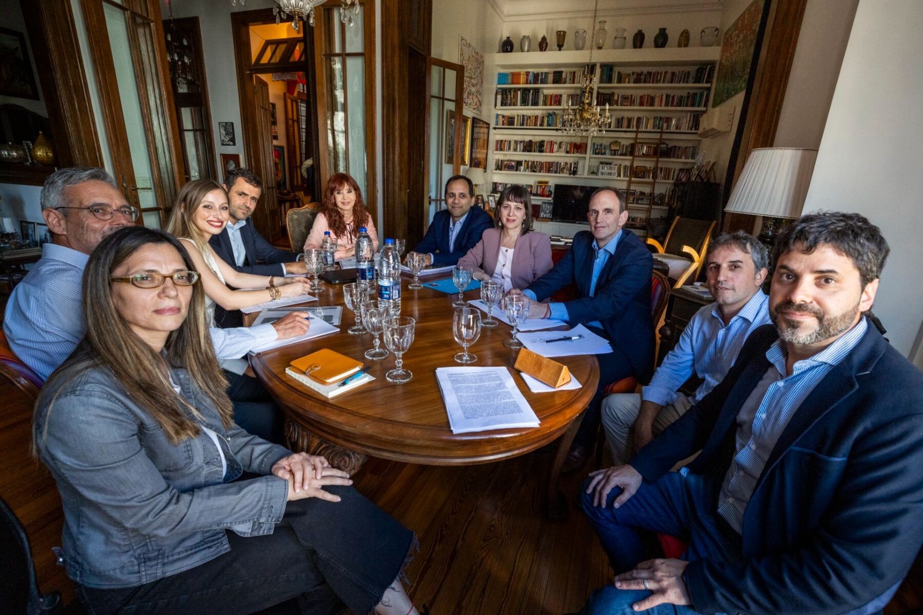 098t.jpg Cristina recibió a un equipo de economistas en su casa