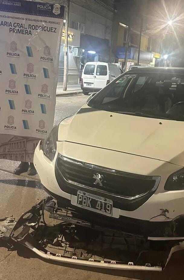 09a6920b-d936-41ff-beb5-7cb07029bd87.jpg ¡Chocó, perdió el control y quedó imputado! la policía aprehendió a conductor por circular con un auto robado