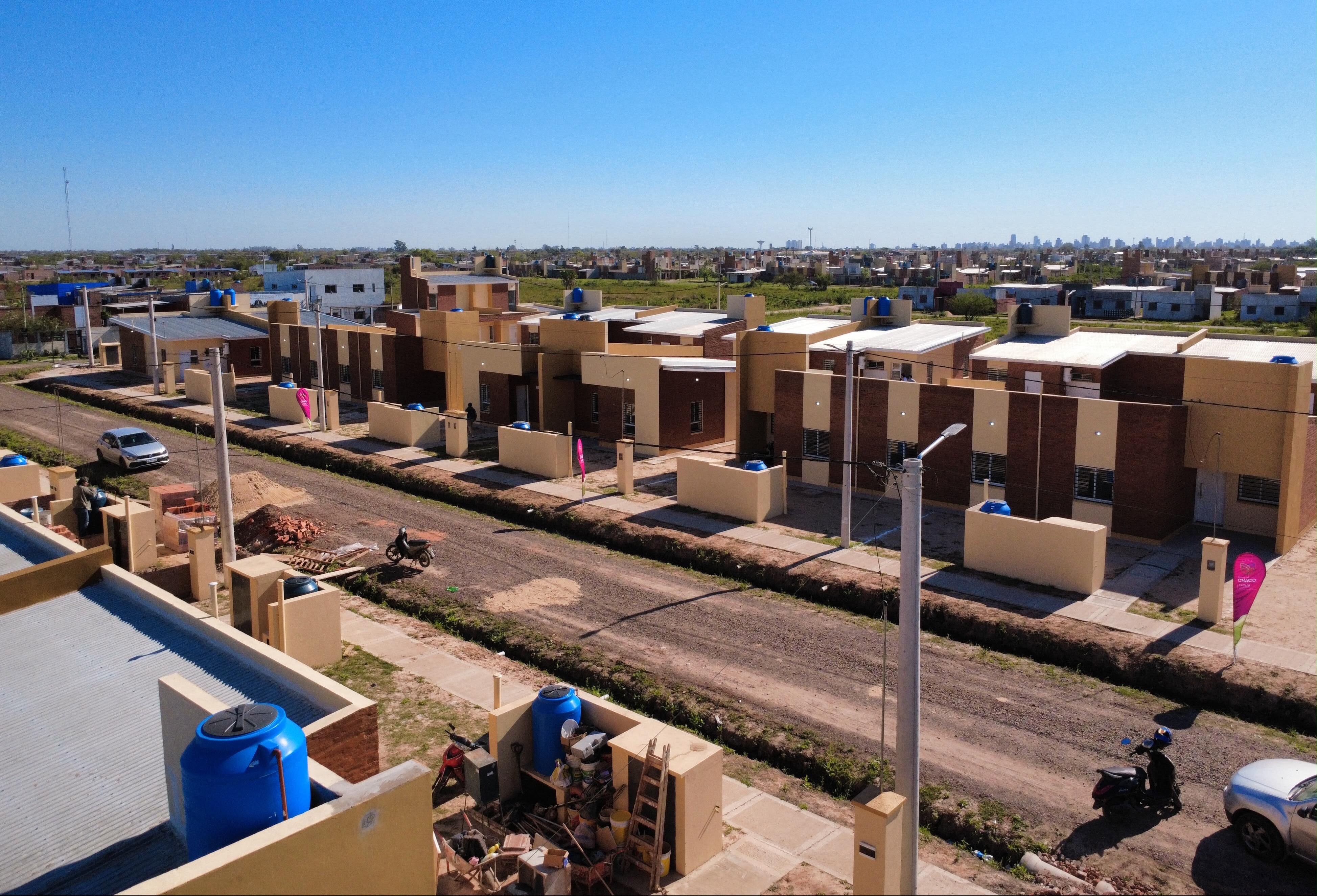 CASTELLI: EL IPDUV REALIZA UN OPERATIVO DE ADJUDICACIÓN Y ATENCIÓN A FAMILIAS DEL BARRIO PLAN 216