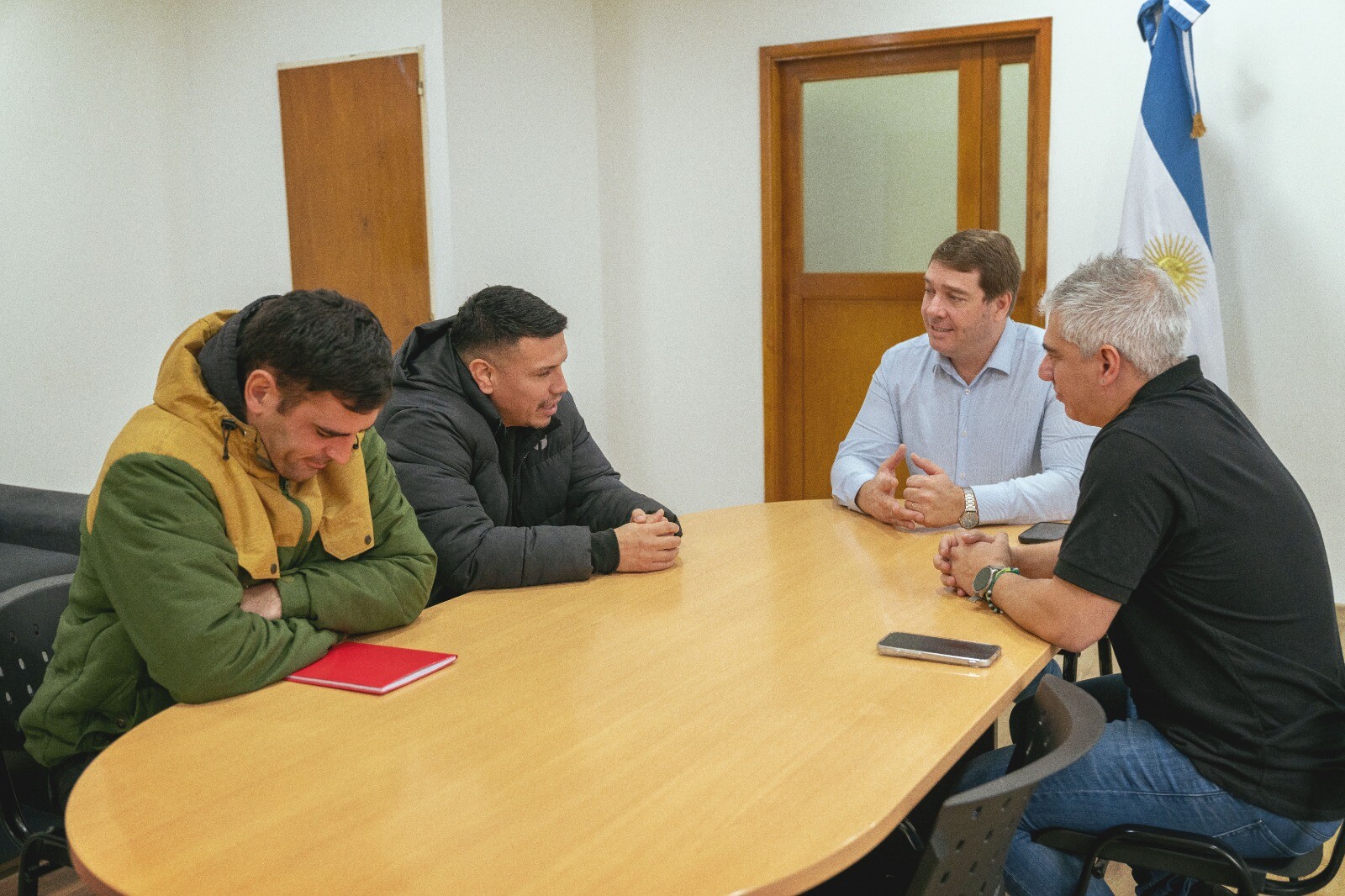 Fútbol Senior: Biss mantuvo un encuentro con representantes del Club Defensores de la Ribera de Rawson