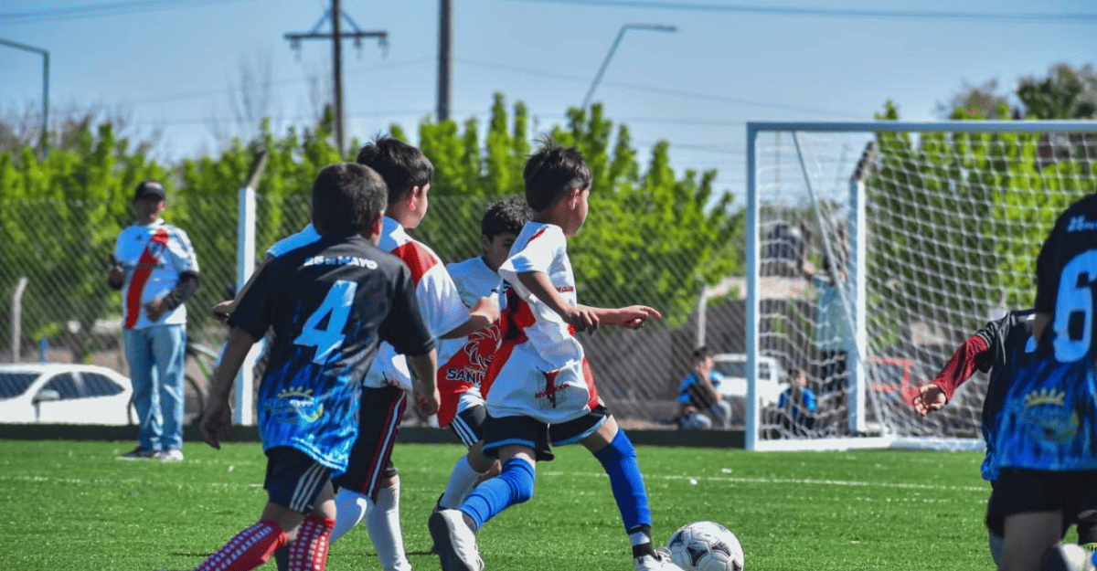 Las Casuarinas dio el puntapié inicial: Inauguraron la cancha de césped sintético del futuro Complejo Deportivo