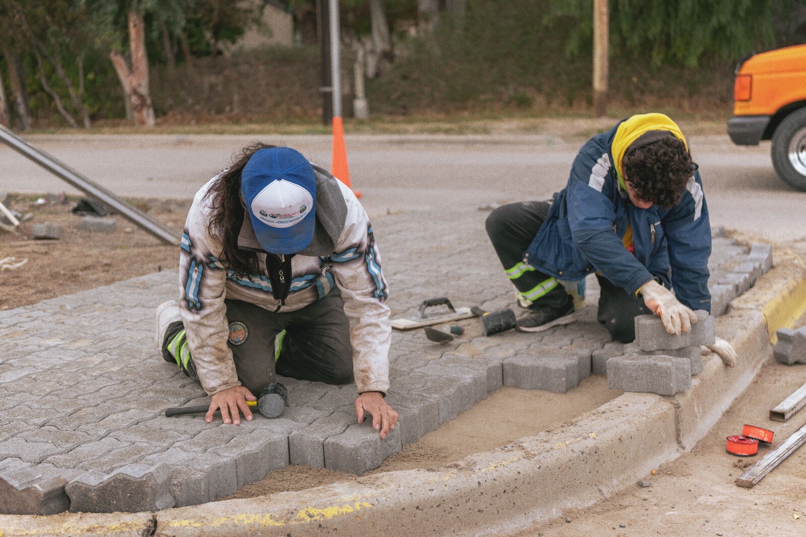 Avanzan las obras de embellecimiento urbano en el bulevar de avenida Cannito.
