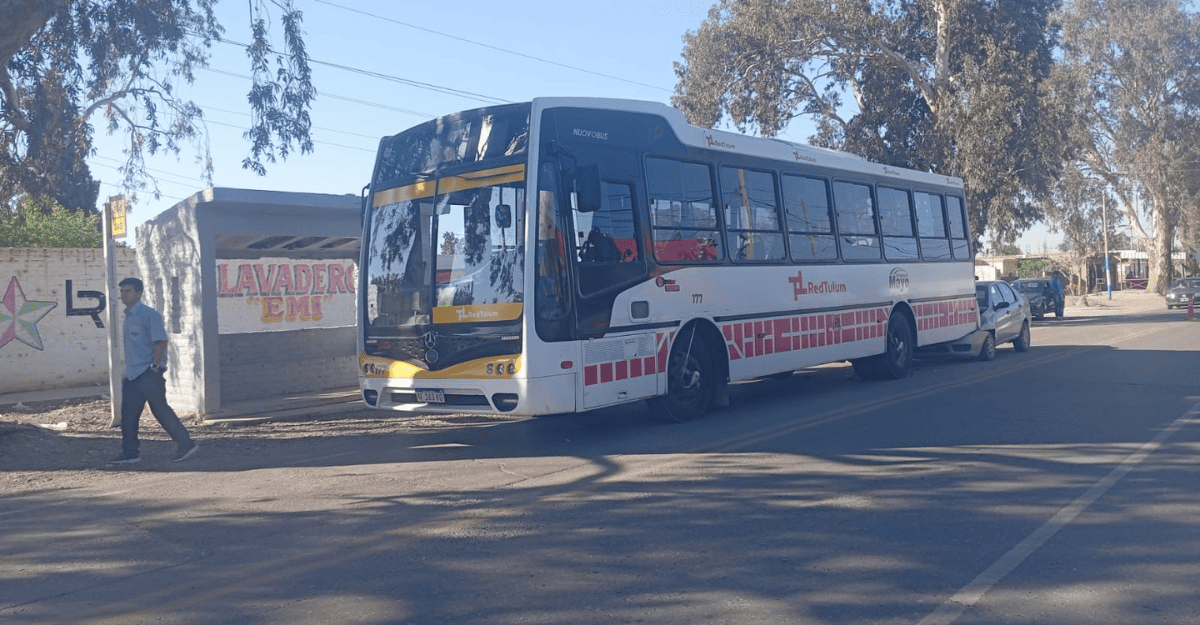 Siniestro vial en Pocito: un auto impactó contra un colectivo de la empresa Mayo Siniestro vial en Pocito: un auto impactó contra un colectivo de la empresa Mayo