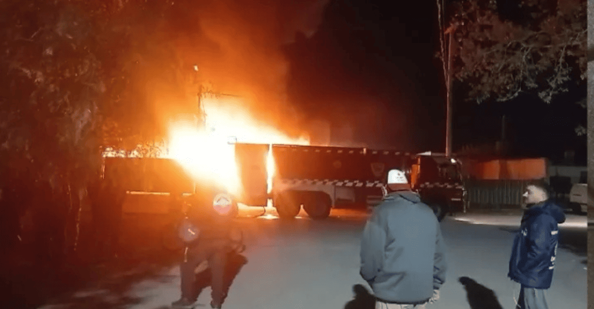 Video viral: el impresionante incendio de una empresa de transporte de pasajeros en Pocito