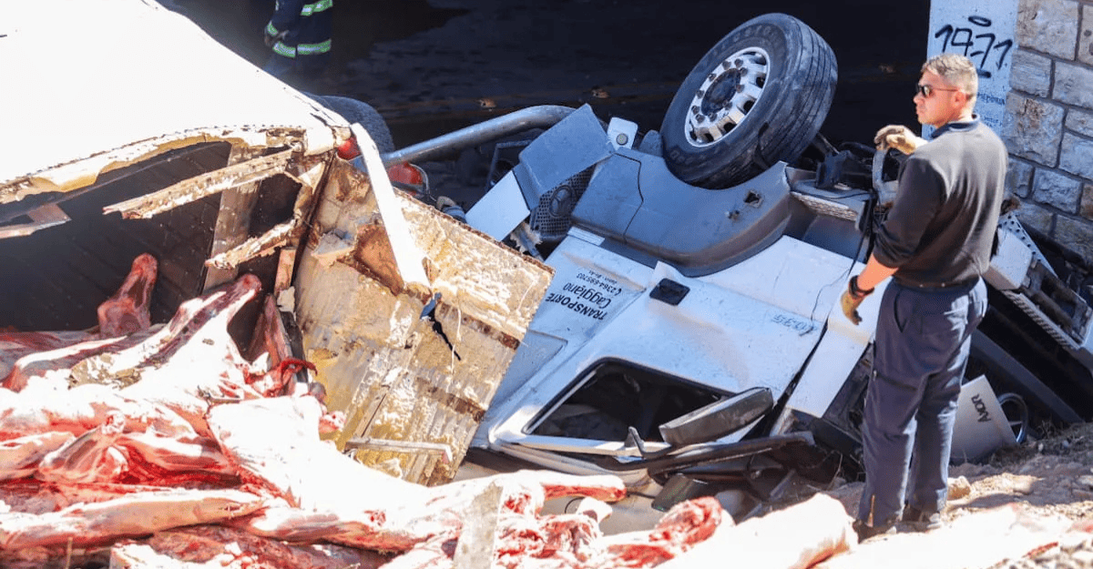 Caos en Guaymallén: camión con carne volcado desata saqueos y enfrentamiento con la Policía