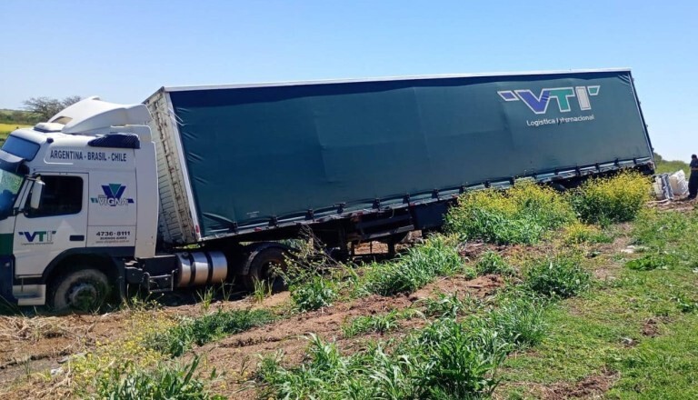 1000073740.jpg Volcó un camión con productos químicos en Entre Ríos
