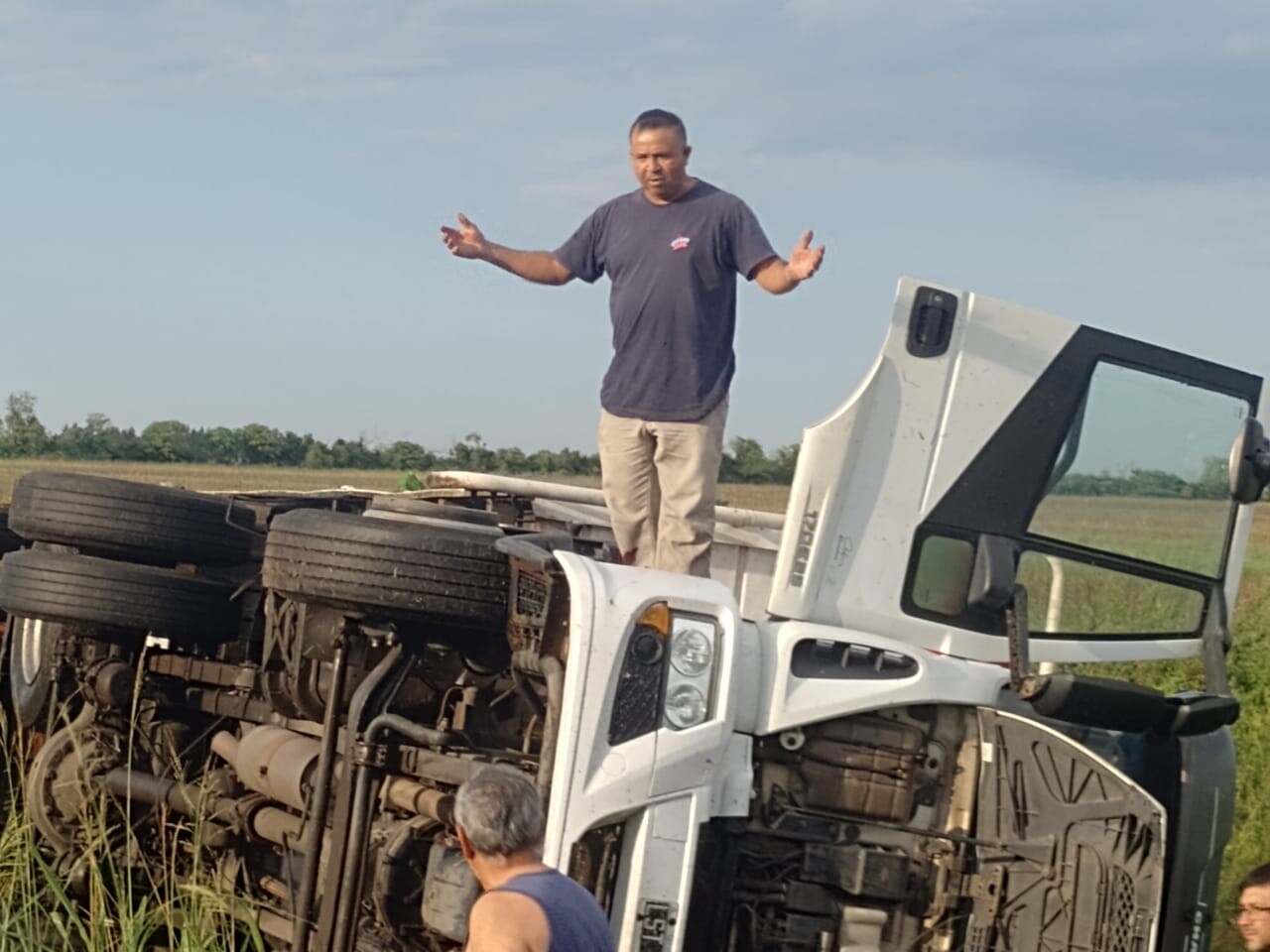 Espectacular vuelco de un camión chaqueño en la ruta número 11 jurisdicción de las garcitas