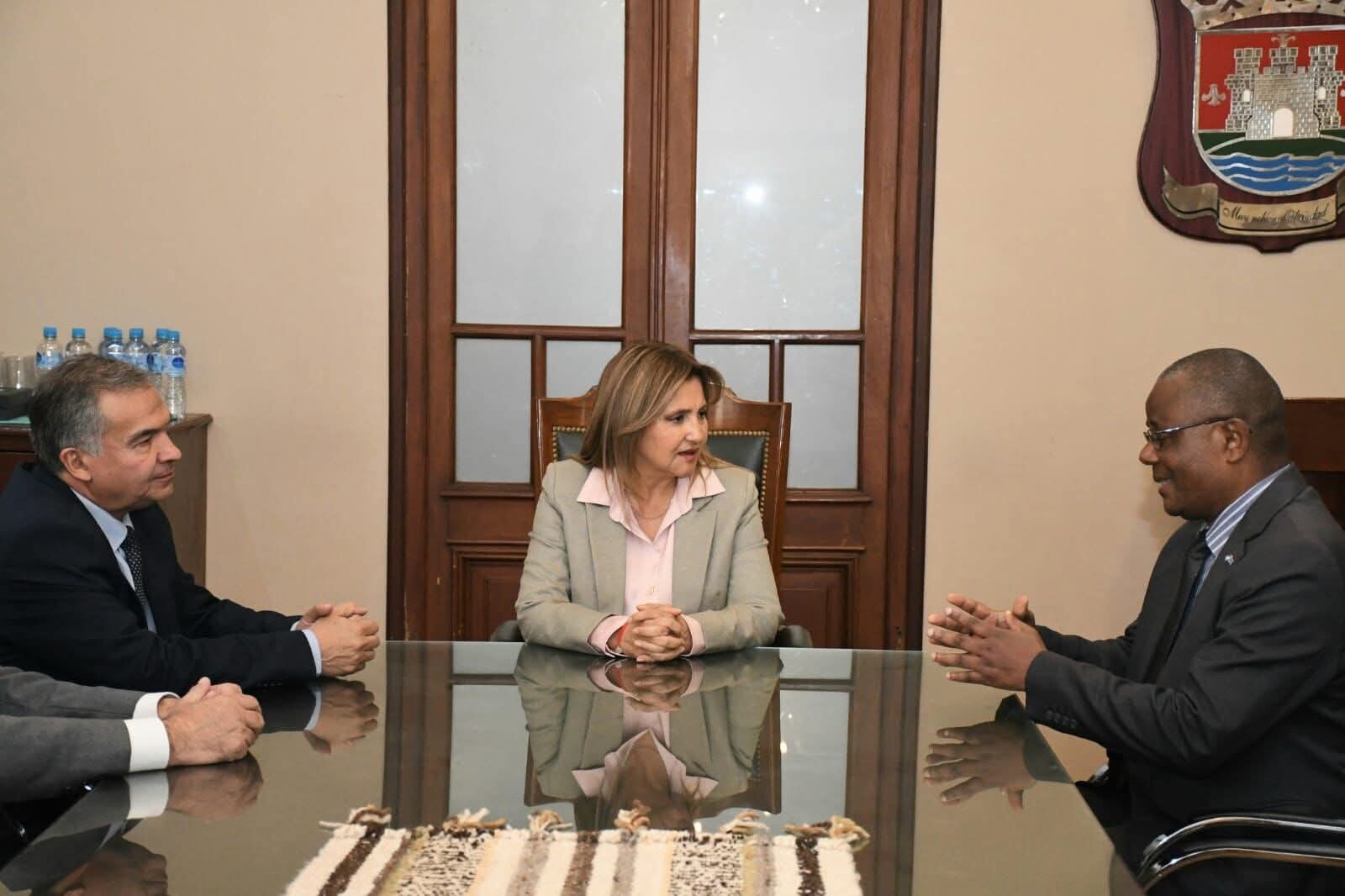 La intendente Fuentes recibió en la Municipalidad al embajador de la República del Congo