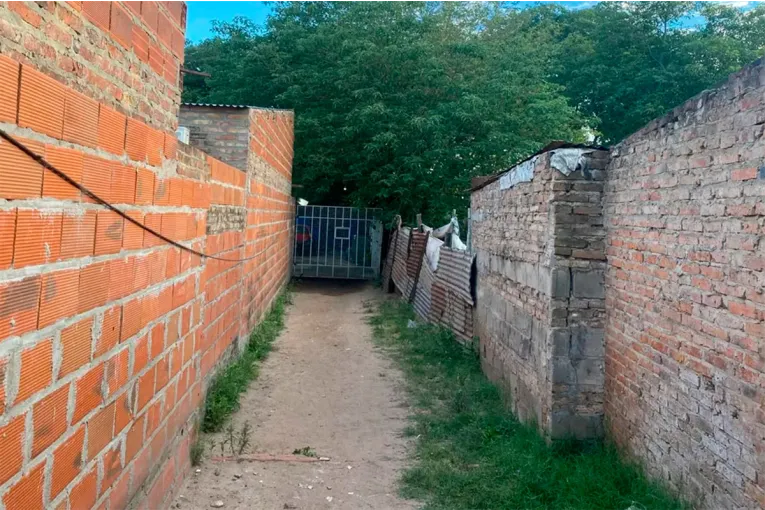 1000121943.webp Un hombre asesinó a puñaladas a su expareja delante de sus hijos y escapó