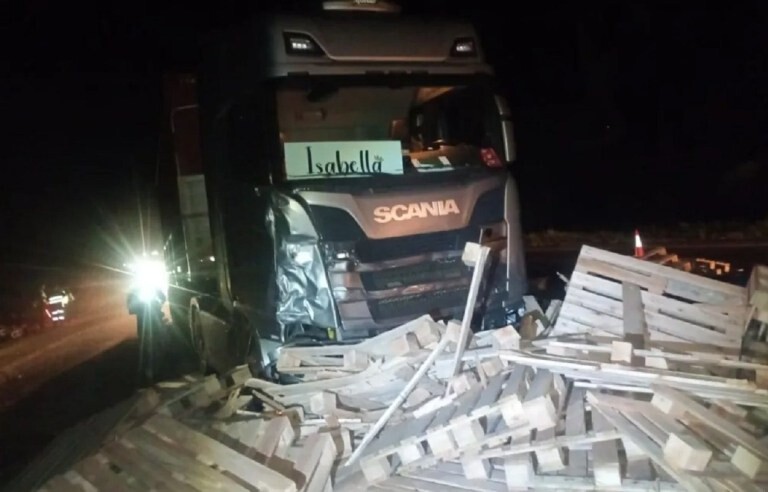 1000126863.jpg Un camión chocó a otro tras reventar una cubierta en Entre Ríos