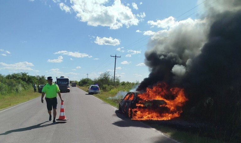 1000242970.jpg Viajaba a Entre Ríos y se le prendió fuego el auto
