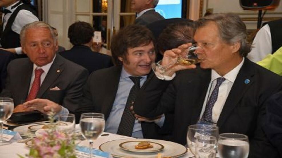 Cuando el poder EMPRESARIAL Y POLÍTICO cena sin pudor, el PUEBLO paga la cuenta   Por Nicolás Schamne
