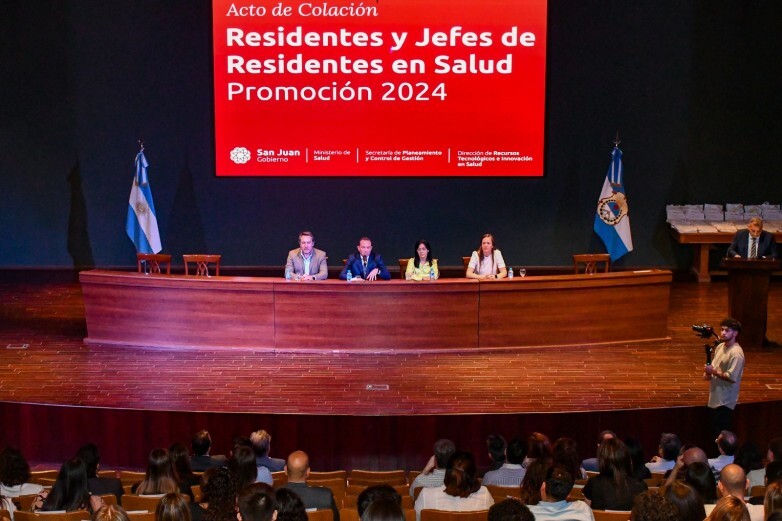1000318653.jpg Entregaron 125 certificados a profesionales que finalizaron las residencias en salud 2024