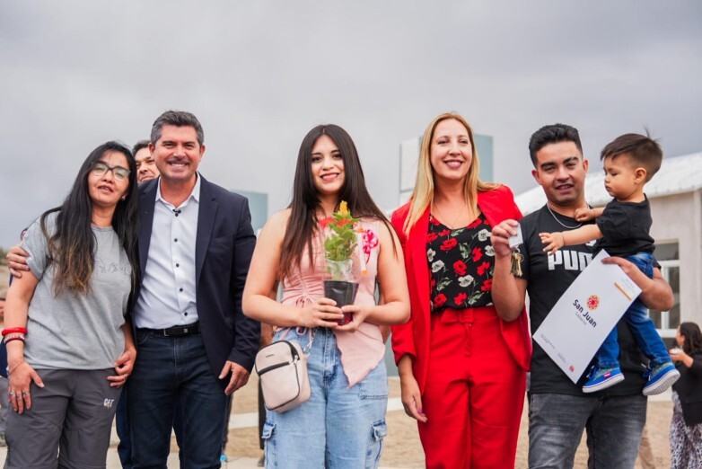 1000334981.jpg Orrego celebró los 272 años de Iglesia con la entrega de 40 casas, el anuncio de dos barrios y la puesta en marcha de luz LED para una ruta clave