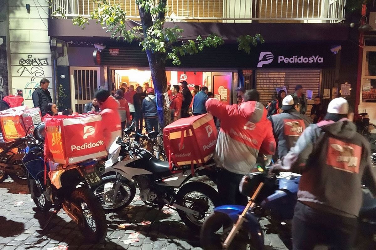 El gobernador Axel Kicillof anunció el envío de un proyecto de ley para ordenar y proteger el trabajo en plataformas digitales