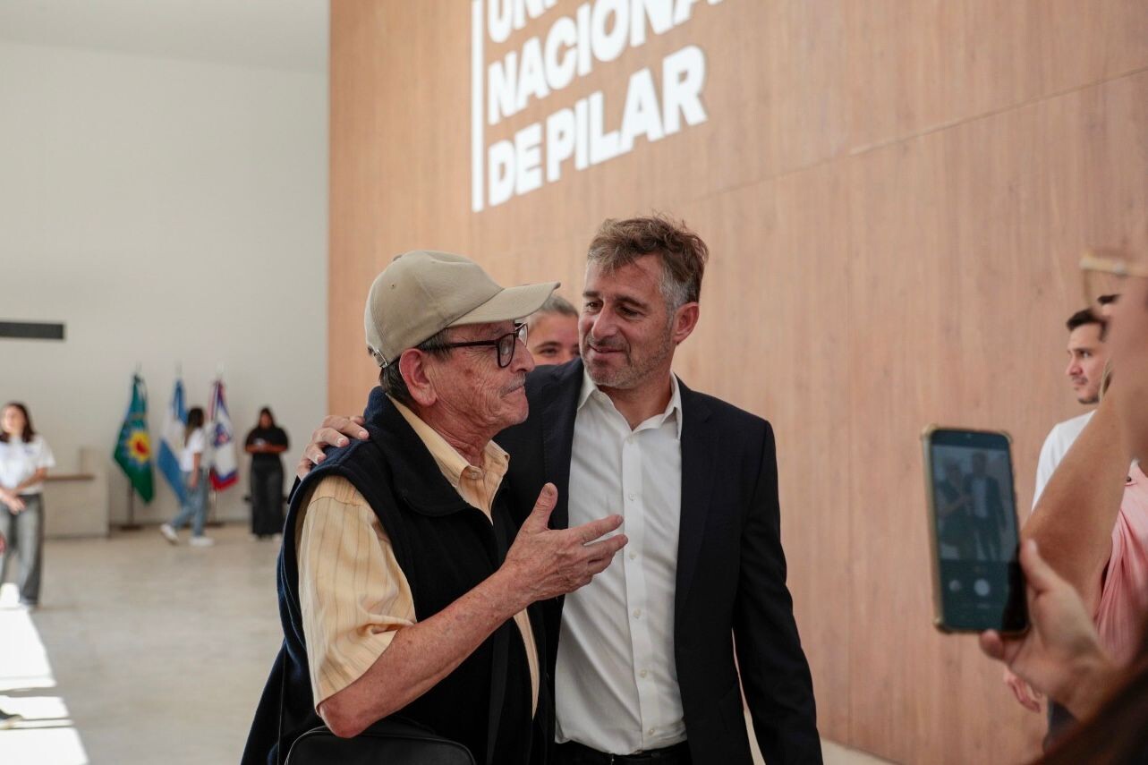 *Achával recorrió el nuevo edificio de la Universidad de Pilar junto a adultos mayores*