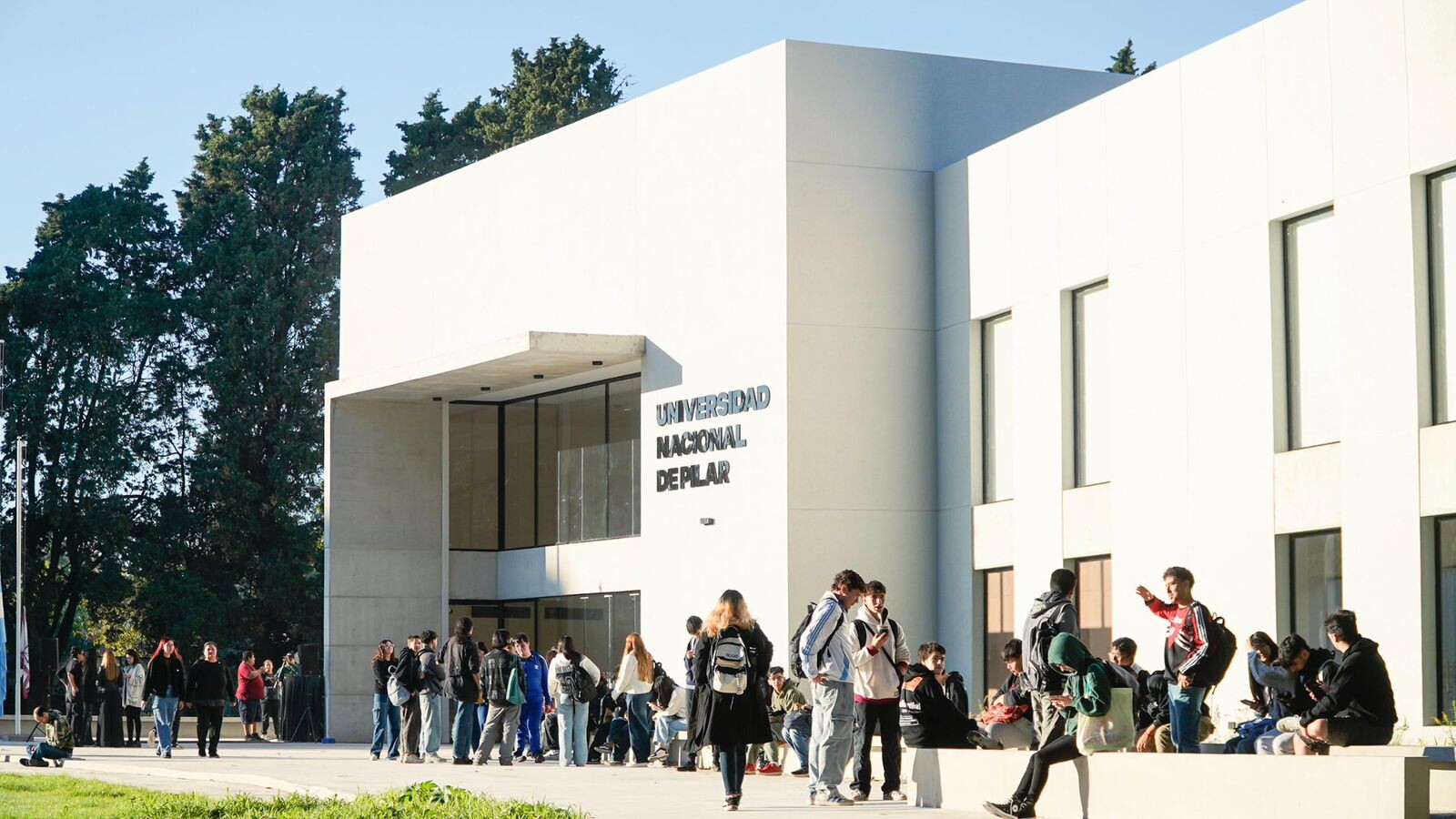 *Achával acompañó a estudiantes y docentes en el primer día de clases de la Universidad Nacional de Pilar*