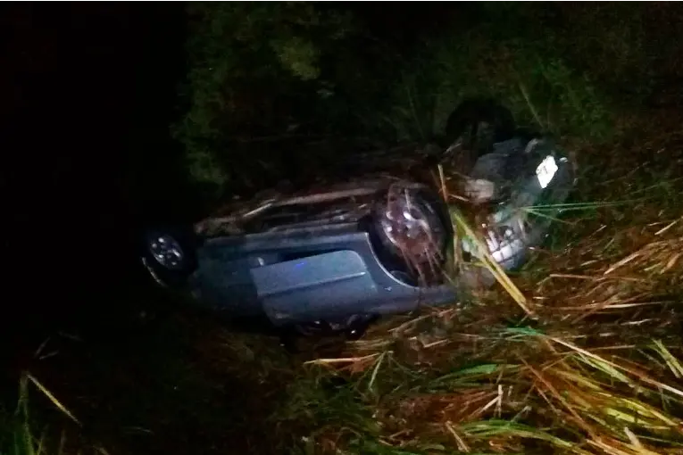 Tras morder la banquina, un auto despistó y volcó en la Ruta Nacional 14