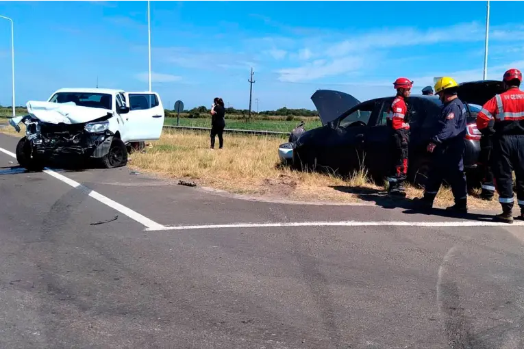 Choque de dos vehículos en el cruce de las Rutas 12 y 127: un hombre sufrió fractura