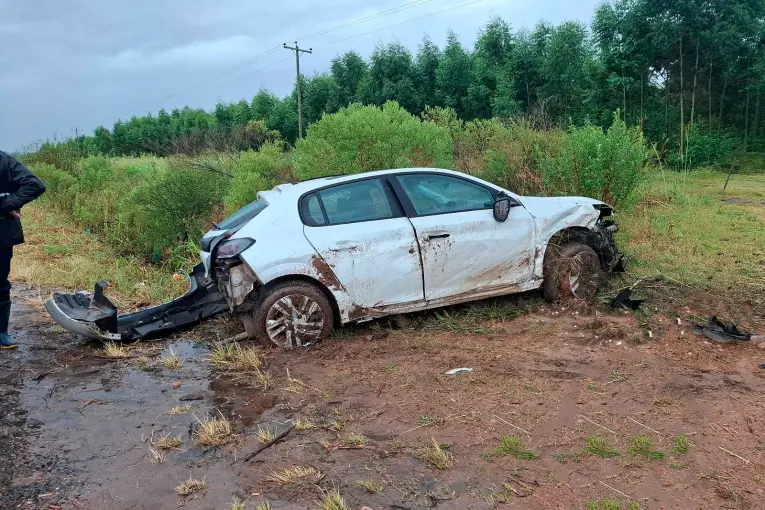 Una familia con dos niños resultó lesionada tras despiste en la Autovía Artigas