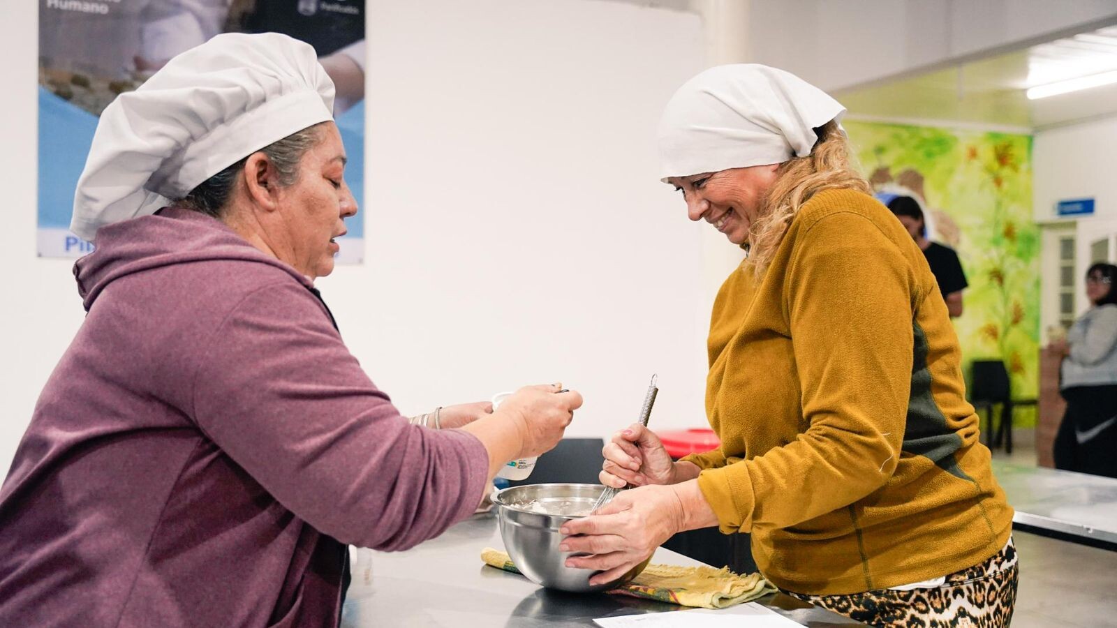 *Achával junto a las vecinas de la Casa de Desarrollo Humano de Salas*