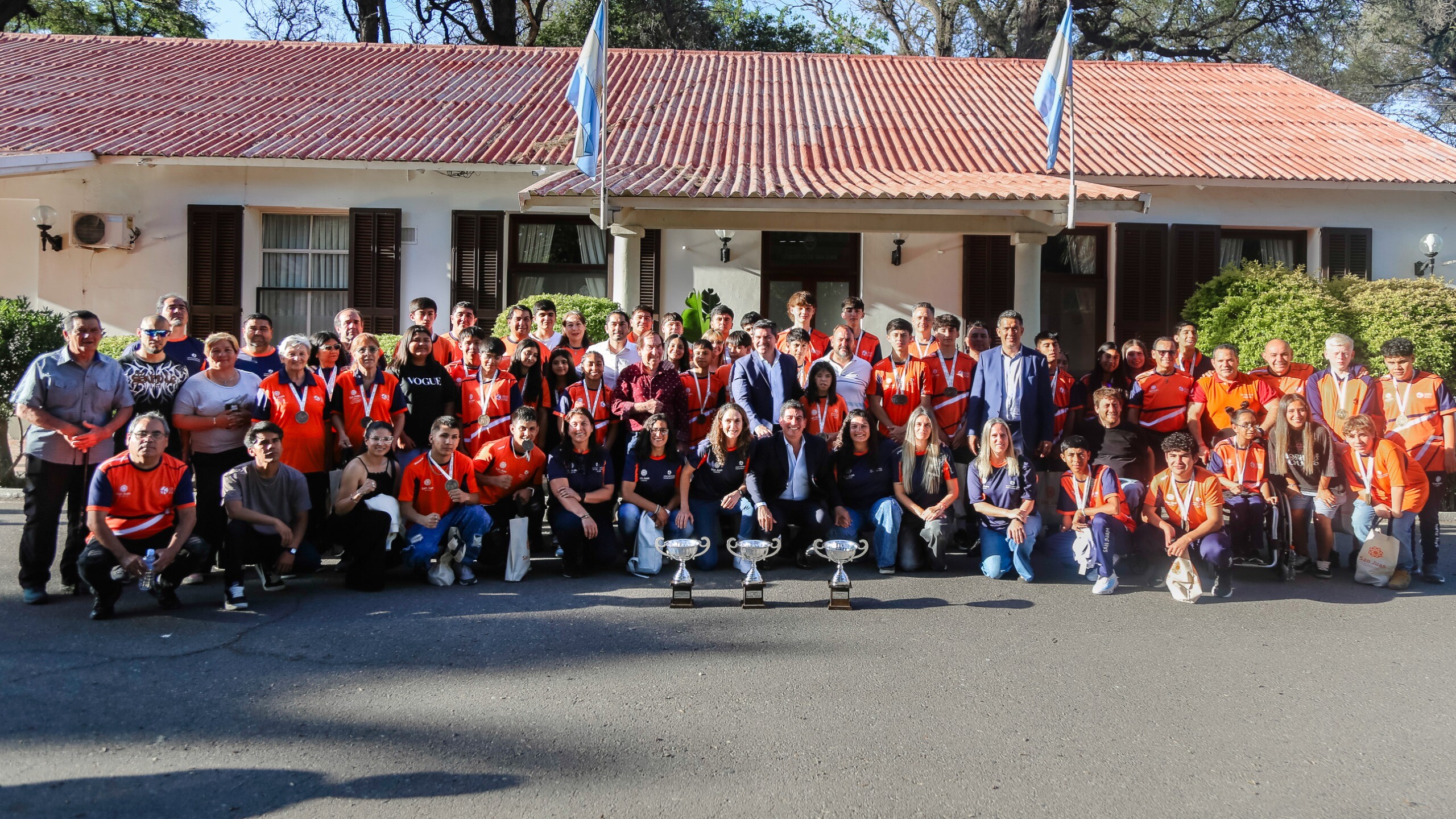 1000375571.jpg Orrego recibió con orgullo a la delegación sanjuanina de atletas que regresó con 42 medallas de los Juegos Evita