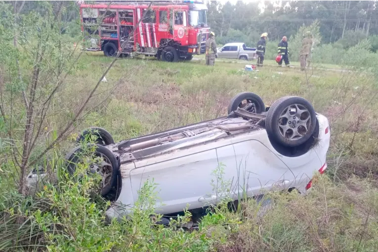 Auto volcó en Autovía 14 y dejó a cinco personas heridas: tres son menores