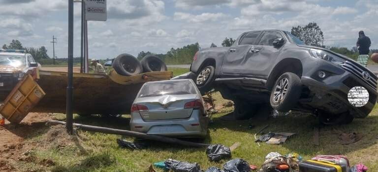 Una camioneta que remolcaba un tráiler volcó en la Autovía 14 y seis personas sufrieron golpes